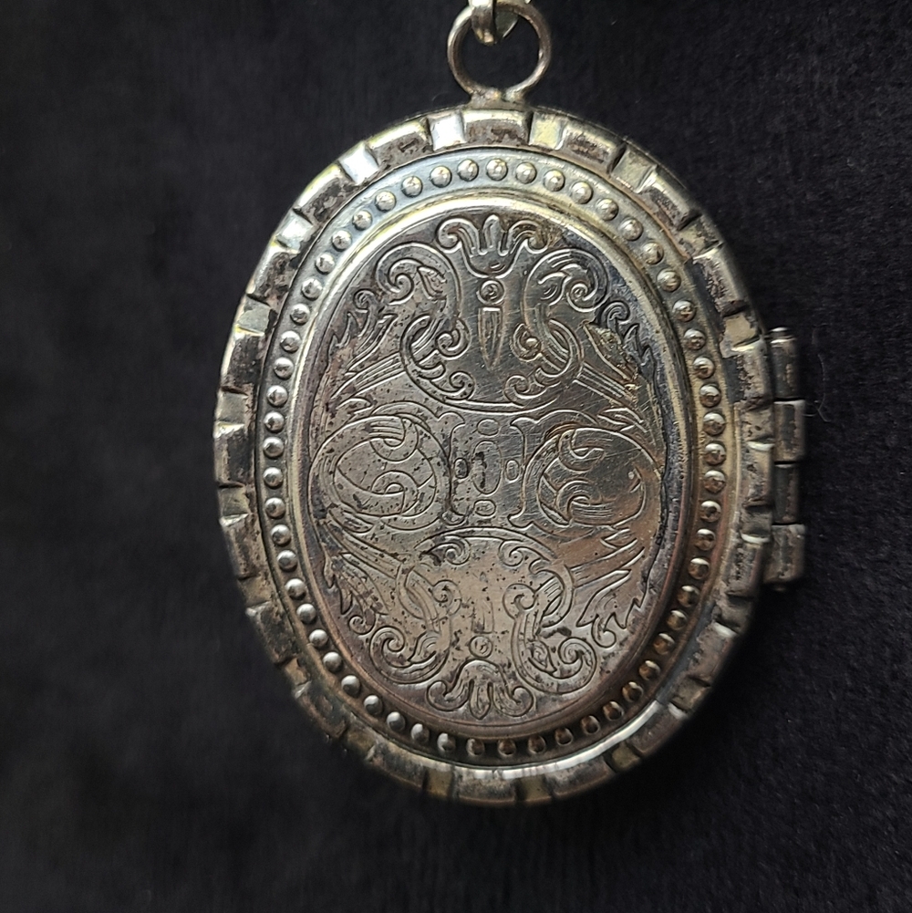 Antique Victorian Book chain Locket - Picture 8 of 9